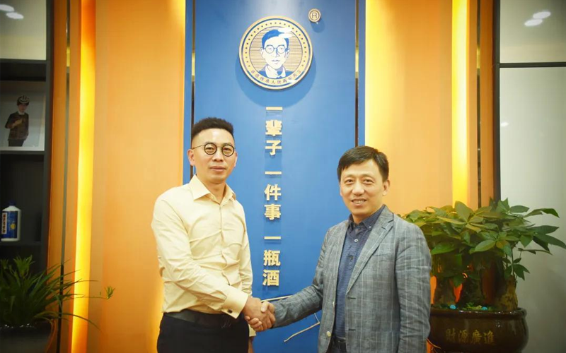 雄正酒業(yè)與顧均輝團(tuán)隊(duì)達(dá)成戰(zhàn)略合作 共推雄正醬香酒品牌升級