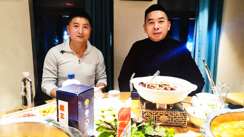 廣西奧聯(lián)達(dá)有限公司董事長、廣西環(huán)城高爾夫球俱樂部股東兼總經(jīng)理海斌加盟雄正,成為雄正醬香酒種子代理商